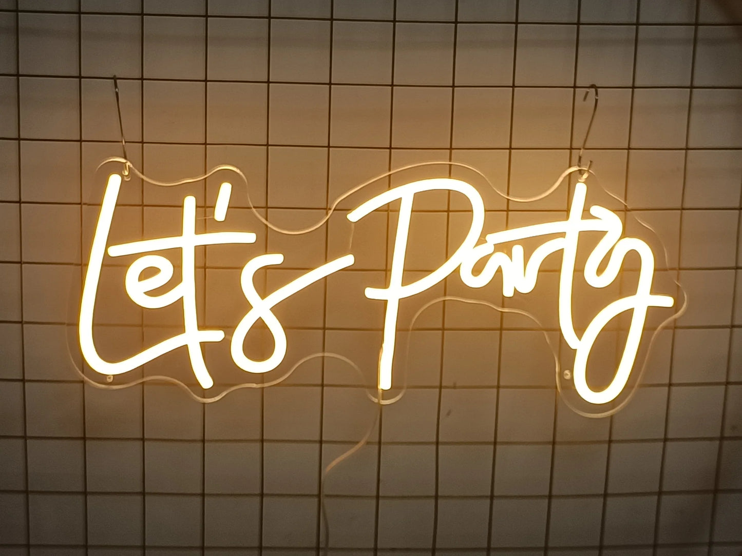 Enseigne Néon LED “Let's party”